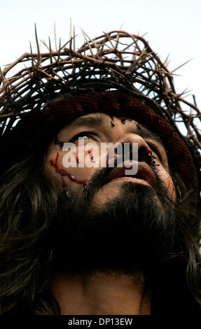 14. April 2006; San Antonio, TX, USA; Derly Cirlos schildert Jesus in San Fernando Kathedrale jährliche Via Crucis in der Innenstadt von San Antonio. Obligatorische Credit: Foto von Mike Kane/ZUMA Press. (©) Copyright 2006 von San Antonio Express-News Stockfoto