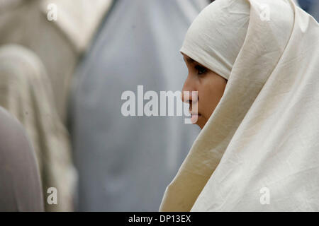 14. April 2006; San Antonio, TX, USA; Valeria Ledezma, 13 von San Antonio, schildert einen Dorfbewohner in San Fernando Kathedrale jährliche Via Crucis in der Innenstadt von San Antonio. Obligatorische Credit: Foto von Mike Kane/ZUMA Press. (©) Copyright 2006 von San Antonio Express-News Stockfoto