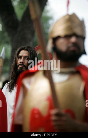 14. April 2006; San Antonio, TX, USA; Derly Cirlos schildert Jesus in San Fernando Kathedrale jährliche Via Crucis in der Innenstadt von San Antonio. Obligatorische Credit: Foto von Mike Kane/ZUMA Press. (©) Copyright 2006 von San Antonio Express-News Stockfoto