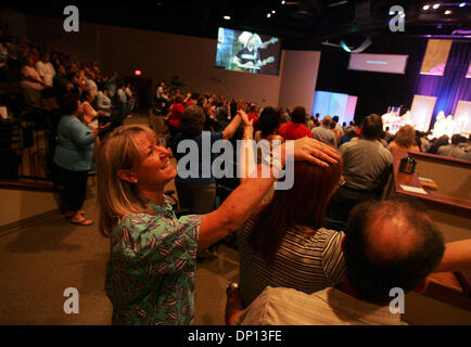 14. April 2006; San Antonio, TX, USA; Nancy Redhead legt ihre Hand auf Maargo Barstows Kopf, wie sie singen Loblieder auf die Ostern Freitag, 14. April 2006 auf Bandera Straße Community Church service. Obligatorische Credit: Foto von Bahram Mark Sobhani/ZUMA Press. (©) Copyright 2006 von San Antonio Express-News Stockfoto