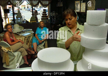 14. April 2006; San Antonio, TX, USA; Wanda Rohm und ihre Tochter, Chandler, wählen Sie eine Hochzeitstorte mit Hilfe von Cynthia Gallagher am Kuchen & mehr.  Obligatorische Credit: Foto von Billy Calzada/ZUMA Press. (©) Copyright 2006 von San Antonio Express-News Stockfoto