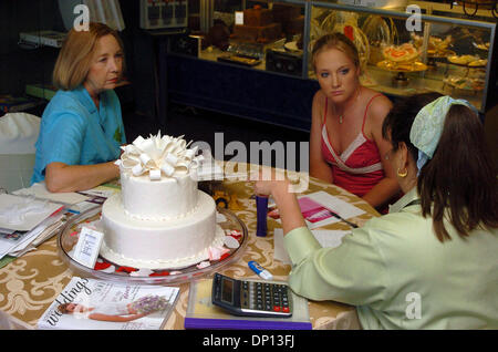 14. April 2006; San Antonio, TX, USA; Wanda Rohm, links, und ihre Tochter, Chandler, wählen Sie eine Hochzeitstorte mit Hilfe von Cynthia Gallagher am Kuchen & mehr.  Obligatorische Credit: Foto von Billy Calzada/ZUMA Press. (©) Copyright 2006 von San Antonio Express-News Stockfoto