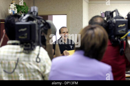 14. April 2006; San Antonio, TX, USA; San Antonio Police Department Chief Albert Ortiz füllt Boxen in seinem Büro Freitagmorgen 14. April 2006 als Fernsehkameras die Prozess-film.   Obligatorische Credit: Foto von William Luther/ZUMA Press. (©) Copyright 2006 von San Antonio Express-News Stockfoto