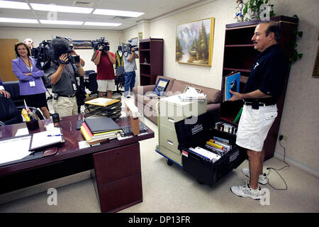 14. April 2006; San Antonio, TX, USA; San Antonio Police Department Chief Albert Ortiz, Recht, füllt Boxen in seinem Büro Freitagmorgen 14. April 2006 als Fernsehkameras die Prozess-film.  Obligatorische Credit: Foto von William Luther/ZUMA Press. (©) Copyright 2006 von San Antonio Express-News Stockfoto