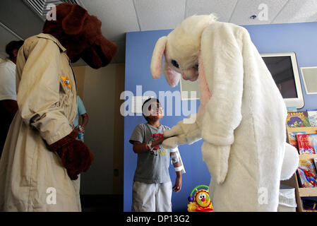 14. April 2006; West Palm Beach, FL, USA; Das Palm Beach County Sheriff's Office und Easter Bunny Inc., besuchten St. Mary's Medical Center Freitagmorgen, ausgestopfte Tiere und Umarmungen austeilen. Sie planen auf die Krankenhausbesuche Samstag Morgen weiter. Hier, schüttelt Yoni Pascual, 10, Hände mit dem Osterhasen als Offizier McGruff (der Hund) auf der linken Seite steht. Sowohl die Ostern Bunn Stockfoto