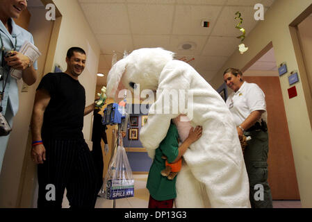 14. April 2006; West Palm Beach, FL, USA; Das Palm Beach County Sheriff's Office und Easter Bunny Inc., besuchten St. Mary's Medical Center Freitagmorgen, ausgestopfte Tiere und Umarmungen austeilen. Sie planen auf die Krankenhausbesuche Samstag Morgen weiter. Hier, Uhren Joe-Joe Matuella, 7, von der Osterhase als sein Vater umarmt wird, Joe Matuella, links. Rechts von der Osten Stockfoto