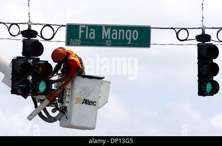 14. April 2006; West Palm Beach, FL, USA; Die Schnittmenge von Florida Mango und Belvedere Straßen ist der letzten Kreuzung in Palm Beach County aktualisiert werden.  Senior-Signal Techniker Jon Bailey überprüft die Verdrahtung auf die neue LED-Signalleuchten. Obligatorische Credit: Foto von Eliza Gutierrez/Palm Beach Post/ZUMA Press. (©) Copyright 2006 von Palm Beach Post Stockfoto