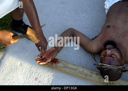 14. April 2006; Delray Beach, FL, USA; Ein römischer Soldat bereitet sich auf einen Nagel in diesem Tableau von Jesus, gespielt von Wilna Francois, ans Kreuz genagelt wird, während dem lebendigen Kreuzweg von unserer lieben Frau des ewigen helfen katholischen Auftrag von Haiti im Südwesten Delray Beach zu fahren. Obligatorische Credit: Foto von Chris Matula/Palm Beach Post/ZUMA Press. (©) Copyright 2006 von Palm Beach Post Stockfoto