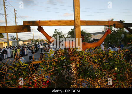 14. April 2006; Delray Beach, FL, USA; Jesus, dargestellt von David Fleurentin, hängt am Kreuz mit den zwei Dieben während dem lebendigen Kreuzweg von unserer lieben Frau des ewigen helfen katholischen Auftrag von Haiti im Südwesten Delray Beach.  Obligatorische Credit: Foto von Chris Matula/Palm Beach Post/ZUMA Press. (©) Copyright 2006 von Palm Beach Post Stockfoto