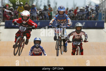 14. April 2006; West Palm Beach, FL, USA; BMX-Aktion. Okeeheelee BMX Ostern klassisch, ein BMX-Olympia-Qualifikation-Rennen läuft Samstag und Sonntag, April 15 und 16 im Okeeheelee Park in einem Vorort West Palm Beach. BMX werden im Jahr 2008 eine olympische Sportart.  Konkurrenten aus überall in den USA und Teilen der Welt. Mitbewerber sind Kinder ab 3 bis zum Erwachsenen.  Obligatorische Credit: Foto von Taylor Jones/Palm Beac Stockfoto