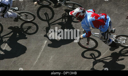 14. April 2006; West Palm Beach, FL, USA; Okeeheelee BMX Ostern klassisch, ein BMX-Olympia-Qualifikation-Rennen läuft Samstag und Sonntag, April 15 und 16 im Okeeheelee Park in einem Vorort West Palm Beach. BMX werden im Jahr 2008 eine olympische Sportart.  Konkurrenten aus überall in den USA und Teilen der Welt. Mitbewerber sind Kinder ab 3 bis zum Erwachsenen. Obligatorische Credit: Foto von Taylor Jones/Palm Beach Post/ZUMA P Stockfoto