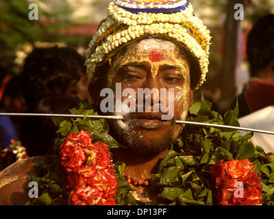 14. April 2006; Chennai, Tamil Nadu, Indien; Ein Amman Anhänger durchbohrt seine Kontrollen durch, um seine Gebete erhört haben. Obligatorische Credit: Foto von Daniel Wilkinson/Daniel Wilkinson. (©) Copyright 2006 von Daniel Wilkinson Stockfoto