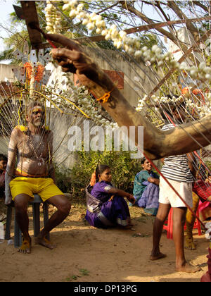 14. April 2006; Chennai, Tamil Nadu, Indien; Ein Amman Anhänger durchbohrt seinen Körper, um seine Gebete erhört haben. Später am Abend wird er auf heißen Kohlen gehen. Obligatorische Credit: Foto von Daniel Wilkinson/Daniel Wilkinson. (©) Copyright 2006 von Daniel Wilkinson Stockfoto