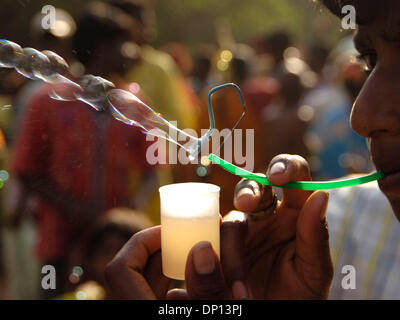 14. April 2006; Chennai, Tamil Nadu, Indien; Indische Junge bläst Luftblasen im Amman Fire Walk.   Obligatorische Credit: Foto von Daniel Wilkinson/Daniel Wilkinson. (©) Copyright 2006 von Daniel Wilkinson Stockfoto