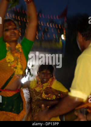 14. April 2006; Chennai, Tamil Nadu, Indien; Spirituelle Hindu Amman Anhänger tanzen und laufen über glühende Kohlen.  Sie glauben, alles, was es Gebete in Erfüllung gehen. Obligatorische Credit: Foto von Daniel Wilkinson/Daniel Wilkinson. (©) Copyright 2006 von Daniel Wilkinson Stockfoto