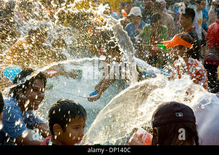 15. April 2006; Bangkok, THAILAND; Leute haben Spaß und Abkühlung während Songkran Festival in Bangkok mit Wasser spielen. Songkran (Thai Neujahr) läuft vom 13. bis 15. April dieses Jahres. Es verbindet traditionelle Verdienst machen Zeremonien und eine landesweite Wasserschlacht. Obligatorische Credit: Foto von Ian Buswell/ZUMA Press. (©) Copyright 2006 by Ian Buswell Stockfoto