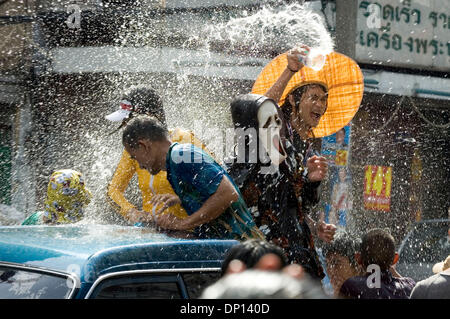 15. April 2006; Bangkok, THAILAND; Leute haben Spaß und Abkühlung während Songkran Festival in Bangkok mit Wasser spielen. Songkran (Thai Neujahr) läuft vom 13. bis 15. April dieses Jahres. Es verbindet traditionelle Verdienst machen Zeremonien und eine landesweite Wasserschlacht. Obligatorische Credit: Foto von Ian Buswell/ZUMA Press. (©) Copyright 2006 by Ian Buswell Stockfoto