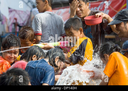 15. April 2006; Bangkok, THAILAND; Leute haben Spaß und Abkühlung während Songkran Festival in Bangkok mit Wasser spielen. Songkran (Thai Neujahr) läuft vom 13. bis 15. April dieses Jahres. Es verbindet traditionelle Verdienst machen Zeremonien und eine landesweite Wasserschlacht. (©) Copyright 2006 by Ian Buswell Stockfoto