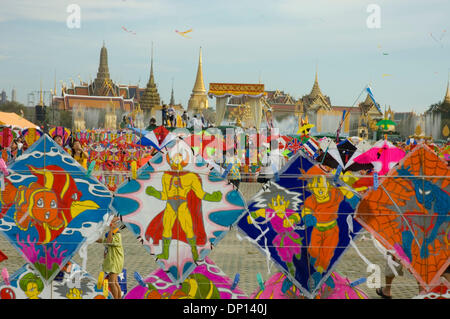 15. April 2006; Bangkok, THAILAND; Bunte Drachen werden als Teil der Songkran Feierlichkeiten am Sanam Luang angezeigt. Im Hintergrund ist das Grand Palace. Songkran (Thai Neujahr) läuft vom 13. bis 15. April dieses Jahres. Es verbindet traditionelle Verdienst machen Zeremonien und eine landesweite Wasserschlacht. Obligatorische Credit: Foto von Ian Buswell/ZUMA Press. (©) Copyright 2006 von ich Stockfoto