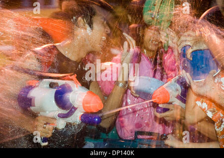 15. April 2006; Bangkok, THAILAND; Leute haben Spaß und Abkühlung während Songkran Festival in Bangkok mit Wasser spielen. Songkran (Thai Neujahr) läuft vom 13. bis 15. April dieses Jahres. Es verbindet traditionelle Verdienst machen Zeremonien und eine landesweite Wasserschlacht. Obligatorische Credit: Foto von Ian Buswell/ZUMA Press. (©) Copyright 2006 by Ian Buswell Stockfoto