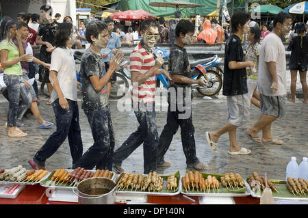 15. April 2006; Bangkok, THAILAND; Leute haben Spaß und Abkühlung während Songkran Festival in Bangkok mit Wasser spielen. Songkran (Thai Neujahr) läuft vom 13. bis 15. April dieses Jahres. Es verbindet traditionelle Verdienst machen Zeremonien und eine landesweite Wasserschlacht. Obligatorische Credit: Foto von Ian Buswell/ZUMA Press. (©) Copyright 2006 by Ian Buswell Stockfoto