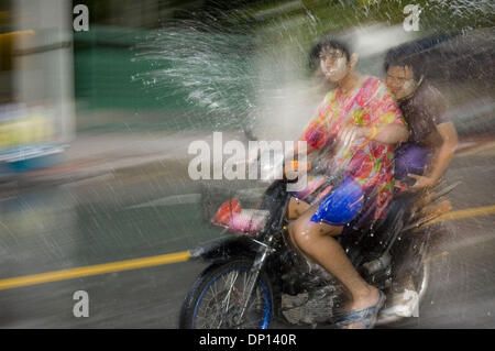 15. April 2006; Bangkok, THAILAND; Leute haben Spaß und Abkühlung während Songkran Festival in Bangkok mit Wasser spielen. Songkran (Thai Neujahr) läuft vom 13. bis 15. April dieses Jahres. Es verbindet traditionelle Verdienst machen Zeremonien und eine landesweite Wasserschlacht. Obligatorische Credit: Foto von Ian Buswell/ZUMA Press. (©) Copyright 2006 by Ian Buswell Stockfoto