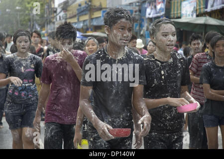 15. April 2006; Bangkok, THAILAND; Leute haben Spaß und Abkühlung während Songkran Festival in Bangkok mit Wasser spielen. Songkran (Thai Neujahr) läuft vom 13. bis 15. April dieses Jahres. Es verbindet traditionelle Verdienst machen Zeremonien und eine landesweite Wasserschlacht. Obligatorische Credit: Foto von Ian Buswell/ZUMA Press. (©) Copyright 2006 by Ian Buswell Stockfoto