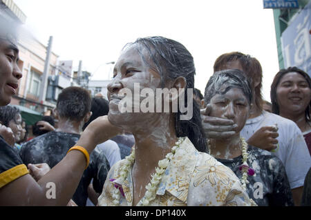 15. April 2006; Bangkok, THAILAND; Leute haben Spaß und Abkühlung während Songkran Festival in Bangkok mit Wasser spielen. Songkran (Thai Neujahr) läuft vom 13. bis 15. April dieses Jahres. Es verbindet traditionelle Verdienst machen Zeremonien und eine landesweite Wasserschlacht. Obligatorische Credit: Foto von Ian Buswell/ZUMA Press. (©) Copyright 2006 by Ian Buswell Stockfoto