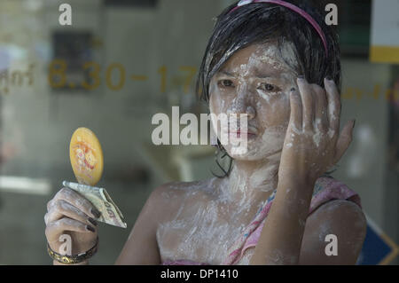 15. April 2006; Bangkok, THAILAND; Leute haben Spaß und Abkühlung während Songkran Festival in Bangkok mit Wasser spielen. Songkran (Thai Neujahr) läuft vom 13. bis 15. April dieses Jahres. Es verbindet traditionelle Verdienst machen Zeremonien und eine landesweite Wasserschlacht. Obligatorische Credit: Foto von Ian Buswell/ZUMA Press. (©) Copyright 2006 by Ian Buswell Stockfoto