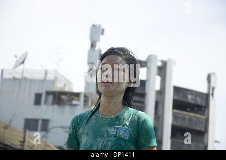 15. April 2006; Bangkok, THAILAND; Leute haben Spaß und Abkühlung während Songkran Festival in Bangkok mit Wasser spielen. Songkran (Thai Neujahr) läuft vom 13. bis 15. April dieses Jahres. Es verbindet traditionelle Verdienst machen Zeremonien und eine landesweite Wasserschlacht.  Obligatorische Credit: Foto von Ian Buswell/ZUMA Press. (©) Copyright 2006 by Ian Buswell Stockfoto