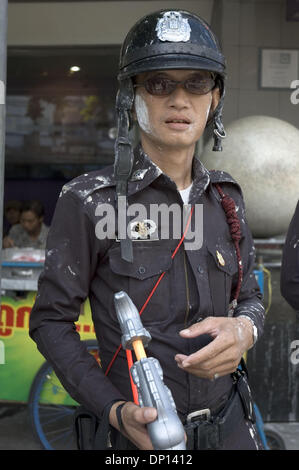 15. April 2006; Bangkok, THAILAND; Leute haben Spaß und Abkühlung während Songkran Festival in Bangkok mit Wasser spielen. Songkran (Thai Neujahr) läuft vom 13. bis 15. April dieses Jahres. Es verbindet traditionelle Verdienst machen Zeremonien und eine landesweite Wasserschlacht.  Obligatorische Credit: Foto von Ian Buswell/ZUMA Press. (©) Copyright 2006 by Ian Buswell Stockfoto