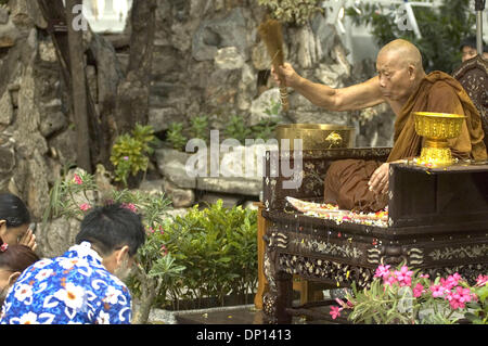 15. April 2006; Bangkok, THAILAND; Leute haben Spaß und Abkühlung während Songkran Festival in Bangkok mit Wasser spielen. Songkran (Thai Neujahr) läuft vom 13. bis 15. April dieses Jahres. Es verbindet traditionelle Verdienst machen Zeremonien und eine landesweite Wasserschlacht.  Obligatorische Credit: Foto von Ian Buswell/ZUMA Press. (©) Copyright 2006 by Ian Buswell Stockfoto