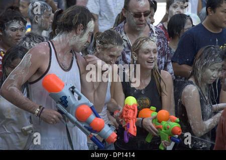 15. April 2006; Bangkok, THAILAND; Leute haben Spaß und Abkühlung während Songkran Festival in Bangkok mit Wasser spielen. Songkran (Thai Neujahr) läuft vom 13. bis 15. April dieses Jahres. Es verbindet traditionelle Verdienst machen Zeremonien und eine landesweite Wasserschlacht.  Obligatorische Credit: Foto von Ian Buswell/ZUMA Press. (©) Copyright 2006 by Ian Buswell Stockfoto