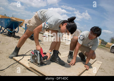 18. April 2006; New Orleans, LA, USA; Nicole Lucas aus Salem, Oregon trat Americorp Freiwilligen nach Abschluss ihren Abschluss in Psychologie. Sie und Arbeit partner Phil Chen, Cedar Rapids, Iowa, sind seit Anfang März mit Habitat New Orleans. Beide begannen mit Americorp im September in der südöstlichen Region in den Florida Keys Naturschutz zu tun, dann dis Stockfoto