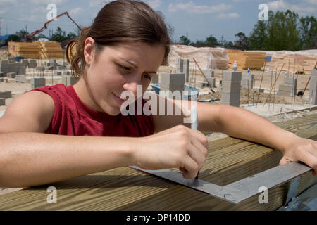 18. April 2006; New Orleans, LA, USA; Katy-Miller ist ein Masterstudent an der Tulane University. Es ist ihr zweiter Arbeitstag mit Habitat for Humanity auf das MusiciansÕ Dorf in New Orleans. "Ich habe bereits ein Maurer, ein Sawer und ein Bagger. Ich liebe es! ", sagt sie. "Ich glaube, es ist also notwendig, hier zu sein. Sie hilflos herumlaufen, dann Sie hierher kommen und das Gefühl, dass Sie beitragen Stockfoto