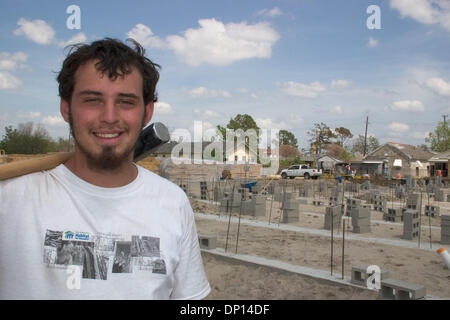 18. April 2006; New Orleans, LA, USA; Twenty-Year-Old Jeff Schwarz, Niles, Michigan, ist ein Americorp-freiwilliger, die seit August 2004 mit Habitat for Humanity in New Orleans tätig ist. Er ist jetzt ein Bauleiter die Musiker Village und anderen Lebensraum baut. "Dieses Haus in dieser bestimmten Art und Weise oft genug habe ich gebaut, was hinein, geht", sagt Sch Stockfoto