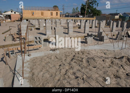 18. April 2006; New Orleans, LA, USA; Häuser in verschiedenen Bauphasen bei Habitat for Humanity es Musiker Dorf in New Orleans oberen Ninth Ward. Harry Connick, Jr. und Branford Marsalis konzipiert das Projekt um Vertriebenen New-Orleans-Musikern zu beherbergen. Die erste Phase des Projekts umfassen 70 Häuser und Ellis Marsalis Performance Center. Lebensraum hofft auf 450 zu bauen Stockfoto