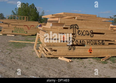 18. April 2006; New Orleans, LA, USA; Haus Rahmen von Texas Roadhouse Restaurant Teams mit Habitat for Humanity in Kanada gebaut und ausgeliefert Habitat Musicians Dorf in New Orleans. Harry Connick, Jr. und Branford Marsalis konzipiert das Projekt um Vertriebenen New-Orleans-Musikern zu beherbergen. Die erste Phase des Projekts umfassen 70 Häuser und Ellis Marsalis Performanc Stockfoto