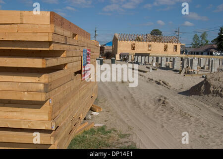 18. April 2006; New Orleans, LA, USA; Häuser in verschiedenen Bauphasen bei Habitat for Humanity es Musiker Dorf in New Orleans oberen Ninth Ward. Harry Connick, Jr. und Branford Marsalis konzipiert das Projekt um Vertriebenen New-Orleans-Musikern zu beherbergen. Die erste Phase des Projekts umfassen 70 Häuser und Ellis Marsalis Performance Center. Lebensraum hofft auf 450 zu bauen Stockfoto