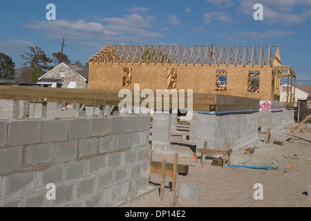 18. April 2006; New Orleans, LA, USA; Häuser in verschiedenen Bauphasen bei Habitat for Humanity es Musiker Dorf in New Orleans oberen Ninth Ward. Harry Connick, Jr. und Branford Marsalis konzipiert das Projekt um Vertriebenen New-Orleans-Musikern zu beherbergen. Die erste Phase des Projekts umfassen 70 Häuser und Ellis Marsalis Performance Center. Lebensraum hofft auf 450 zu bauen Stockfoto