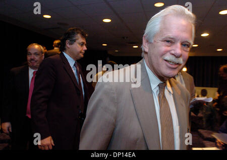 18. April 2006; Manhattan, NY, USA; Immo-Beratung-VR-Präsident JAMES BERG nach Pressekonferenz. Die Objektdaten Beirat unter der Leitung von Präsident James Berg beschreibt Vertragsverhandlungen mit lokalen 32JB, Service Employees International Union, in einer Pressekonferenz im Sheraton New York Hotel. Mitglieder der lokalen 32JB, die ca. 3.000 Wohngebäude abdeckt, haben Stockfoto