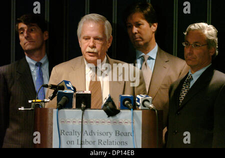 18. April 2006; Manhattan, NY, USA; Die Objektdaten Beirat unter der Leitung von Präsident JAMES BERG (2. v. L) bespricht Vertragsverhandlungen mit lokalen 32JB, Service Employees International Union, in einer Pressekonferenz im Sheraton New York Hotel. Mitglieder der lokalen 32JB, umfasst etwa 3.000 Wohngebäude haben gedroht, gehen weg vom Job um Mitternacht 20 April 200 Stockfoto