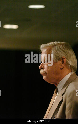 18. April 2006; Manhattan, NY, USA; Die Objektdaten Beirat unter der Leitung von Präsident JAMES BERG beschreibt Vertragsverhandlungen mit lokalen 32JB, Service Employees International Union, in einer Pressekonferenz im Sheraton New York Hotel. Mitglieder der lokalen 32JB, umfasst etwa 3.000 Wohngebäude haben gedroht, außerhalb des Arbeitsplatzes um Mitternacht 20. April 2006 gehen, wenn ihre Stockfoto