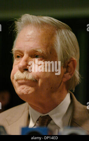 18. April 2006; Manhattan, NY, USA; Die Objektdaten Beirat unter der Leitung von Präsident JAMES BERG beschreibt Vertragsverhandlungen mit lokalen 32JB, Service Employees International Union, in einer Pressekonferenz im Sheraton New York Hotel. Mitglieder der lokalen 32JB, umfasst etwa 3.000 Wohngebäude haben gedroht, außerhalb des Arbeitsplatzes um Mitternacht 20. April 2006 gehen, wenn ihre Stockfoto