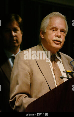 18. April 2006; Manhattan, NY, USA; Die Objektdaten Beirat unter der Leitung von Präsident JAMES BERG beschreibt Vertragsverhandlungen mit lokalen 32JB, Service Employees International Union, in einer Pressekonferenz im Sheraton New York Hotel. Mitglieder der lokalen 32JB, umfasst etwa 3.000 Wohngebäude haben gedroht, außerhalb des Arbeitsplatzes um Mitternacht 20. April 2006 gehen, wenn ihre Stockfoto