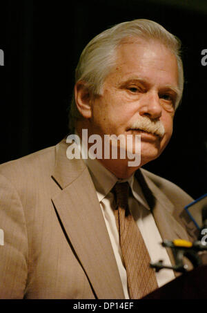 18. April 2006; Manhattan, NY, USA; Die Objektdaten Beirat unter der Leitung von Präsident JAMES BERG beschreibt Vertragsverhandlungen mit lokalen 32JB, Service Employees International Union, in einer Pressekonferenz im Sheraton New York Hotel. Mitglieder der lokalen 32JB, umfasst etwa 3.000 Wohngebäude haben gedroht, außerhalb des Arbeitsplatzes um Mitternacht 20. April 2006 gehen, wenn ihre Stockfoto