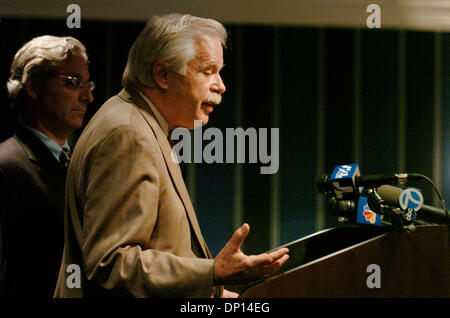 18. April 2006; Manhattan, NY, USA; Die Objektdaten Beirat unter der Leitung von Präsident JAMES BERG beschreibt Vertragsverhandlungen mit lokalen 32JB, Service Employees International Union, in einer Pressekonferenz im Sheraton New York Hotel. Mitglieder der lokalen 32JB, umfasst etwa 3.000 Wohngebäude haben gedroht, außerhalb des Arbeitsplatzes um Mitternacht 20. April 2006 gehen, wenn ihre Stockfoto