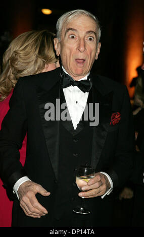 18. April 2006; New York, NY, USA; Autor GAY TALESE literarische Gala des Pen American Center 2006 hielt am American Museum of Natural History. Obligatorische Credit: Foto von Nancy Kaszerman/ZUMA Press. (©) Copyright 2006 von Nancy Kaszerman Stockfoto