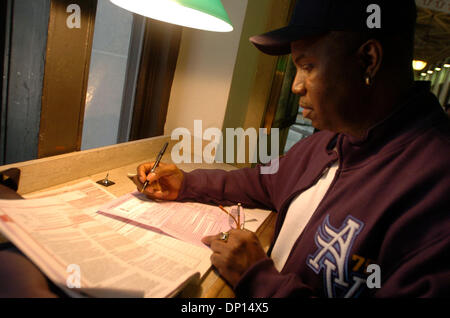 18. April 2006; Manhattan, New York, USA; LARRY ALLEN, Brooklyn, arbeitet an seiner Steuern als Steuerformulare an der James A. Farley Post auf 8th Avenue vor das heutige Erscheinungsform Bundessteuer gestempelt haben Menschen ausfüllen. Steuer Filer haben bis heute Mitternacht ausfüllen und Stempeln ihre Bundessteuer Formen. Obligatorische Credit: Foto von Bryan Smith/ZUMA Press. (©) Copyright 2 Stockfoto