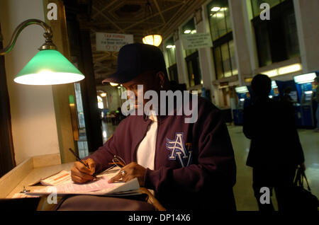 18. April 2006; Manhattan, New York, USA; LARRY ALLEN, Brooklyn, arbeitet an seiner Steuern als Steuerformulare an der James A. Farley Post auf 8th Avenue vor das heutige Erscheinungsform Bundessteuer gestempelt haben Menschen ausfüllen. Steuer Filer haben bis heute Mitternacht ausfüllen und Stempeln ihre Bundessteuer Formen. Obligatorische Credit: Foto von Bryan Smith/ZUMA Press. (©) Copyright 2 Stockfoto